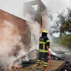 Casa é destruída por incêndio em Presidente Getúlio