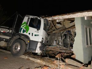 Caminhão desgovernado colide em residência em Ituporanga