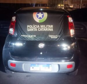 Jovem é preso e adolescente apreendida em Criciúma com veículo roubado mediante agressão em Içara