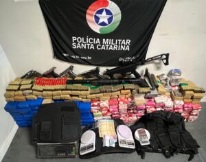 Operação policial apreende cerca de 150 quilos de drogas, armas de fogo e munições em Florianópolis