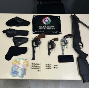 Jovem é preso com armas de fogo irregulares em Criciúma