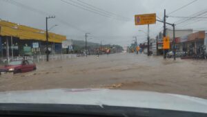 Pelo menos sete municípios decretaram estado de emergência em decorrência das fortes chuvas em SC