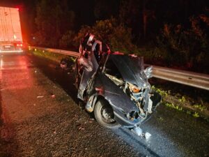 Bombeiros resgatam vítima presa às ferragens na BR-101