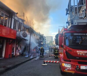 [VÍDEO] Incêndio de grandes proporções provoca destruição no Centro de Blumenau