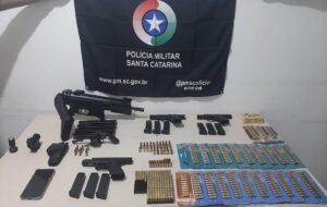 Homem é preso com arsenal de armas de fogo em Sombrio