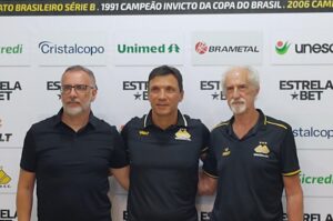 Zé Ricardo é apresentado e fala em ter elenco enxuto, porém organizado e competitivo