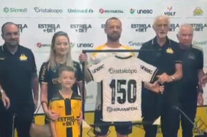 Vídeo: Marcelo Hermes é homenageado por marco importante no clube