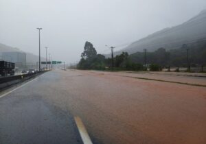 Fortes chuvas no Estado causam bloqueio da BR-101 no norte de SC