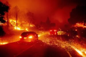 Incêndios devastam Califórnia, deixando 155 mil desabrigados
