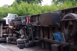 Trânsito é liberado após retirada de carreta tombada no Morro dos Cavalos