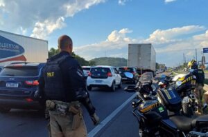 Centenas de veículos são flagrados transitando pelo acostamento em SC