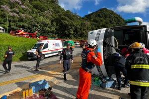 Vídeo: tombamento de ônibus na SC-418 em Joinville deixa 47 feridos