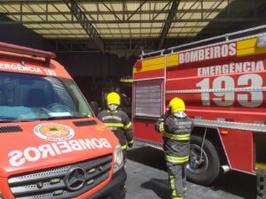 Colisão em poste deixa condutor ferido em Orleans