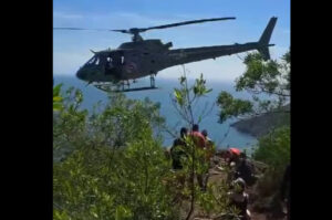 Vídeo: helicóptero da PM trabalha no resgate de trilheiros no Morro do Macaco