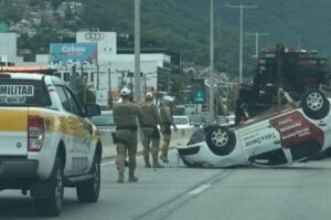 Carro capota na SC-401, em Florianópolis