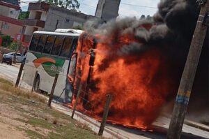 Ônibus pega fogo no centro de Grão-Pará