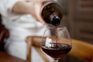 Os melhores tipos de vinho para apreciar no verão