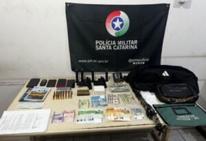 PM recupera armas, munições e objetos furtados em Araranguá