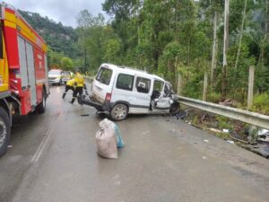 Acidente na SC-350 deixa uma pessoa morta e quatro gravemente feridas