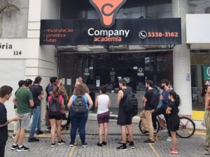 Academia de Florianópolis é notificada após fechar sem aviso prévio