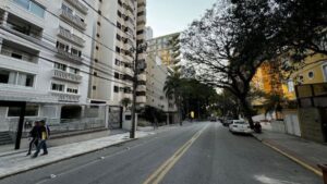 Apartamento em rua charmosa de Florianópolis volta a leilão