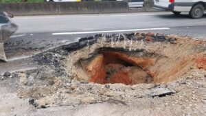 Faixa é interditada para reparo em buraco na BR-101 em Biguaçu