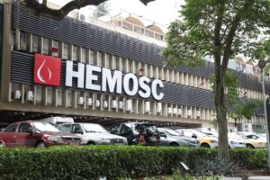 Hemosc realiza treinamento para uso de equipamento que mede a gravidade da dengue