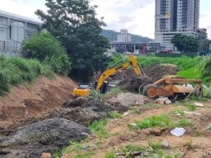Ações preventivas contra enchentes são realizadas no Rio Araújo, em São José