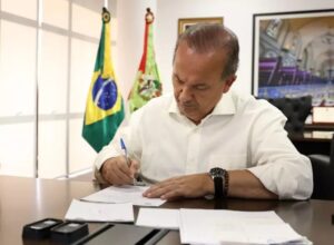 Governo de SC sanciona lei que proíbe músicas e videoclipes com conteúdo inadequado nas escolas