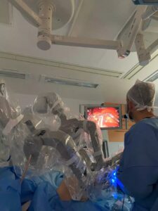 Caridade reúne médicos para cirurgias robóticas de alta precisão 