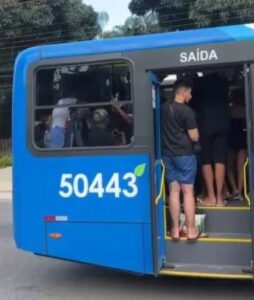 Som alto gera briga e confusão em ônibus