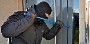 Homem furta loja anexa a supermercado em Mafra