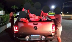 Argentino é multado por transportar crianças na caçamba de caminhonete 