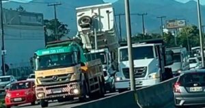 Caminhão quebrado gera fila de 12 km na BR-101 em Florianópolis
