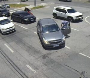 Motorista de app é atingido por bala perdida durante confronto em São José