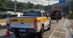 Caminhão com problemas causa fila de 10 km na SC-401 