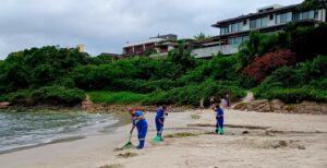 Garopaba realiza limpeza urbana e nas praias