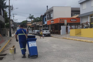 Equipes realizam limpeza em vias de Garopaba