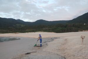 Garopaba realiza manutenção em praias e bairros
