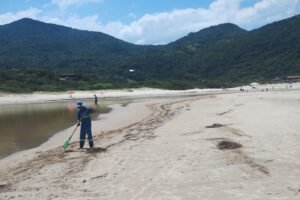Bairros, praias e vias de Garopaba recebem limpeza