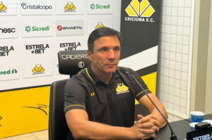 “Esse é o momento de observarmos os jogadores”, diz técnico Zé Ricardo
