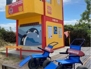 Praias de Palhoça oferecem cadeiras anfíbias para acessibilidade