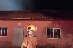 Incêndio de grandes proporções atinge empresa na BR-101 em Sangão