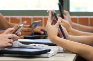 Prefeito sanciona lei que proíbe uso de celulares em salas de aula