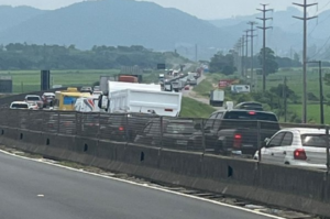 Obras na BR-101 causam congestionamento em Tubarão