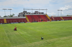 Hercílio Luz faz reparos no gramado para estreia em casa