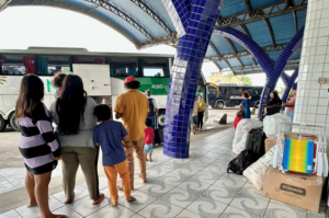Família que estava alojada sob viaduto de Tubarão retorna para cidade de origem
