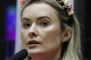 Deputada Julia Zanatta anuncia emenda de R$ 4 milhões para Tubarão durante evento de posse