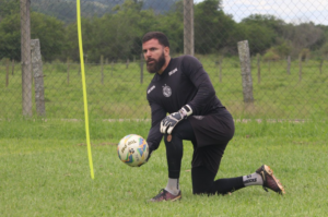 Após deixar o Hercílio sem entrar em campo, goleiro fala sobre saída: “Decisão particular”