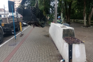 Monumento no Centro de Tubarão passa por restauração